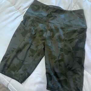 Oalka high waisted camo biker shorts size medium with pockets
